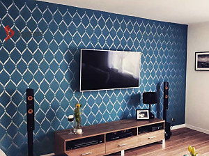 stena v obývačke za televízorom namaľovaná so šablónou ST078